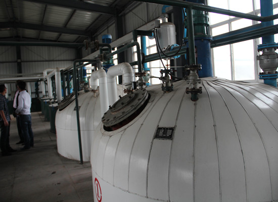 Palm oil refining machine